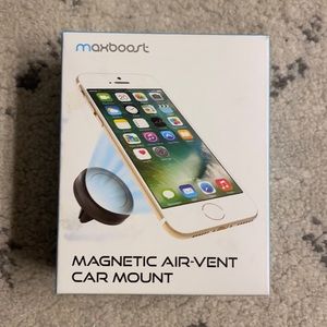 Magnetic air-vent cat mount